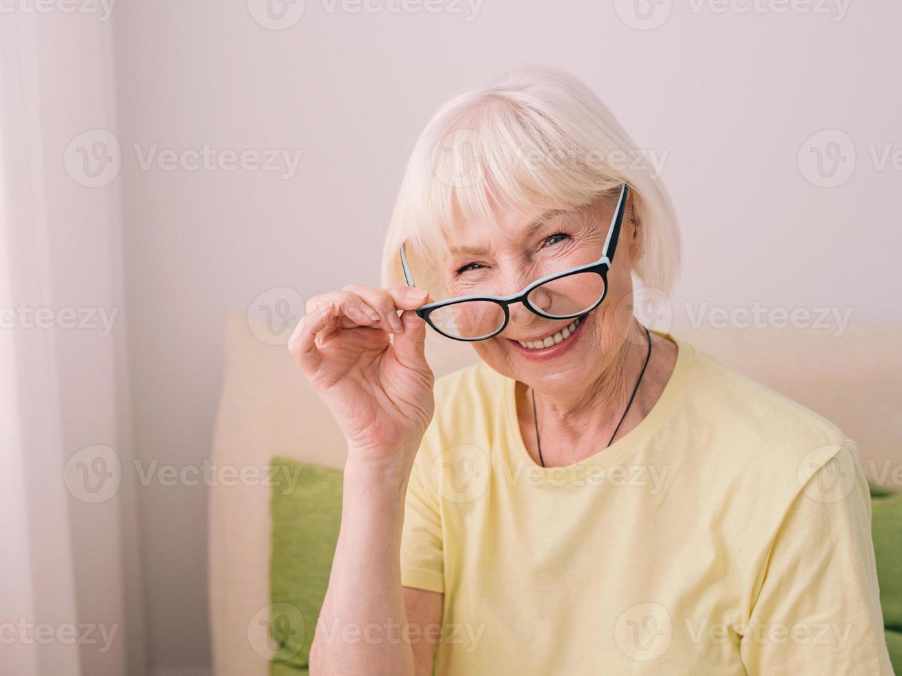 Anciana alegre mujer elegante caucásica con gris feliz de nuevo día en casa. anti edad, estilo de vida saludable, concepto de pensamiento positivo foto