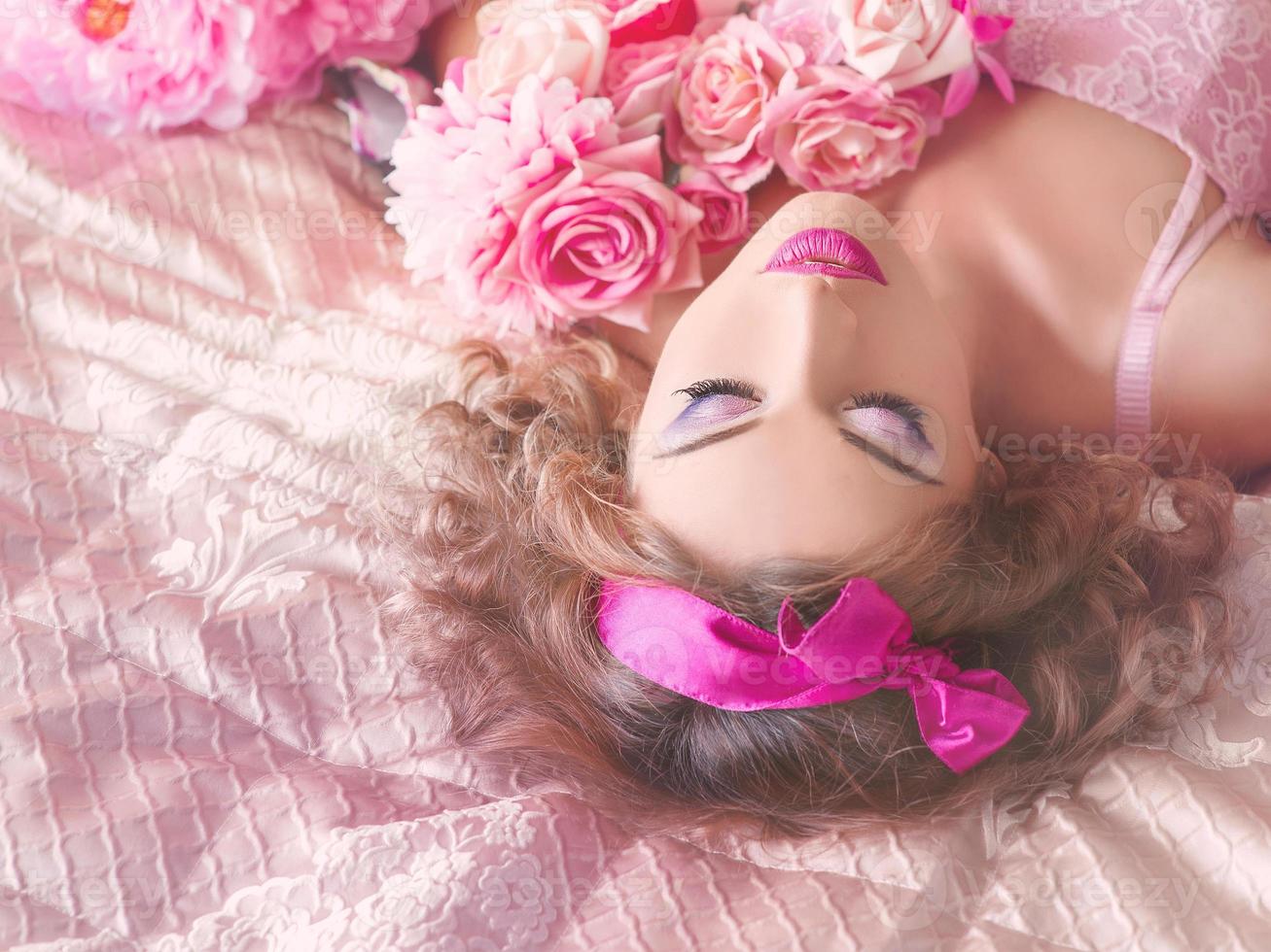 Retrato de mujer joven con vestido colorido con flores en estilo muñeca foto