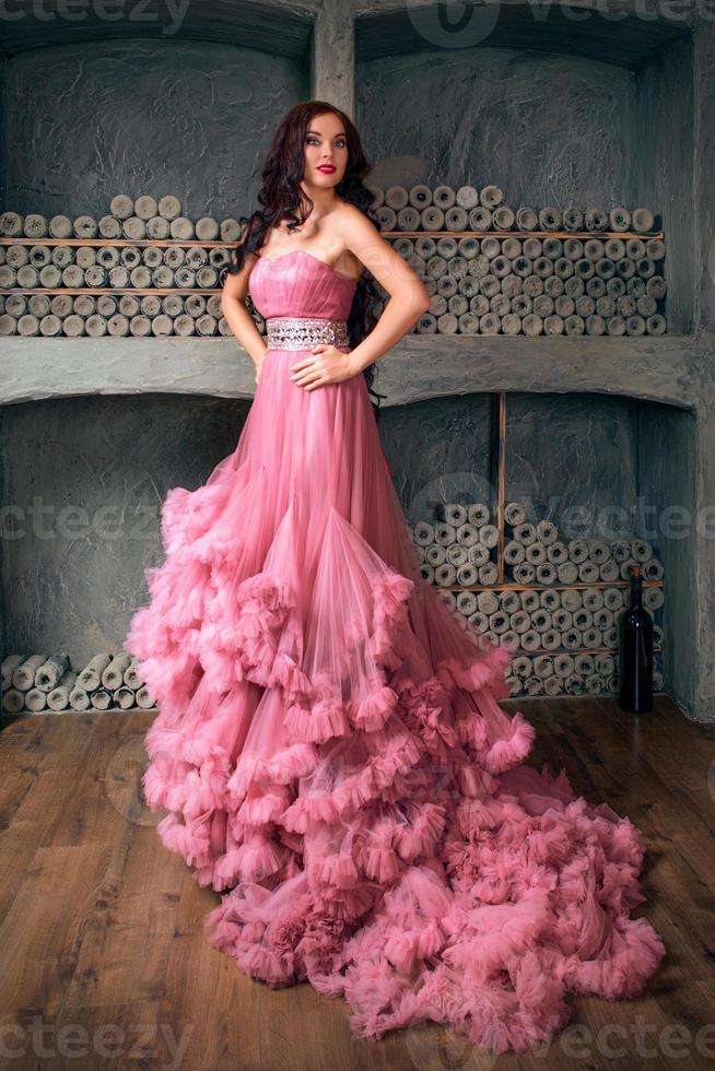 retrato, de, joven, mujer hermosa, en, largo, vestido rosa, sentado, en,  el, retro, sofá 4529996 Foto de stock en Vecteezy