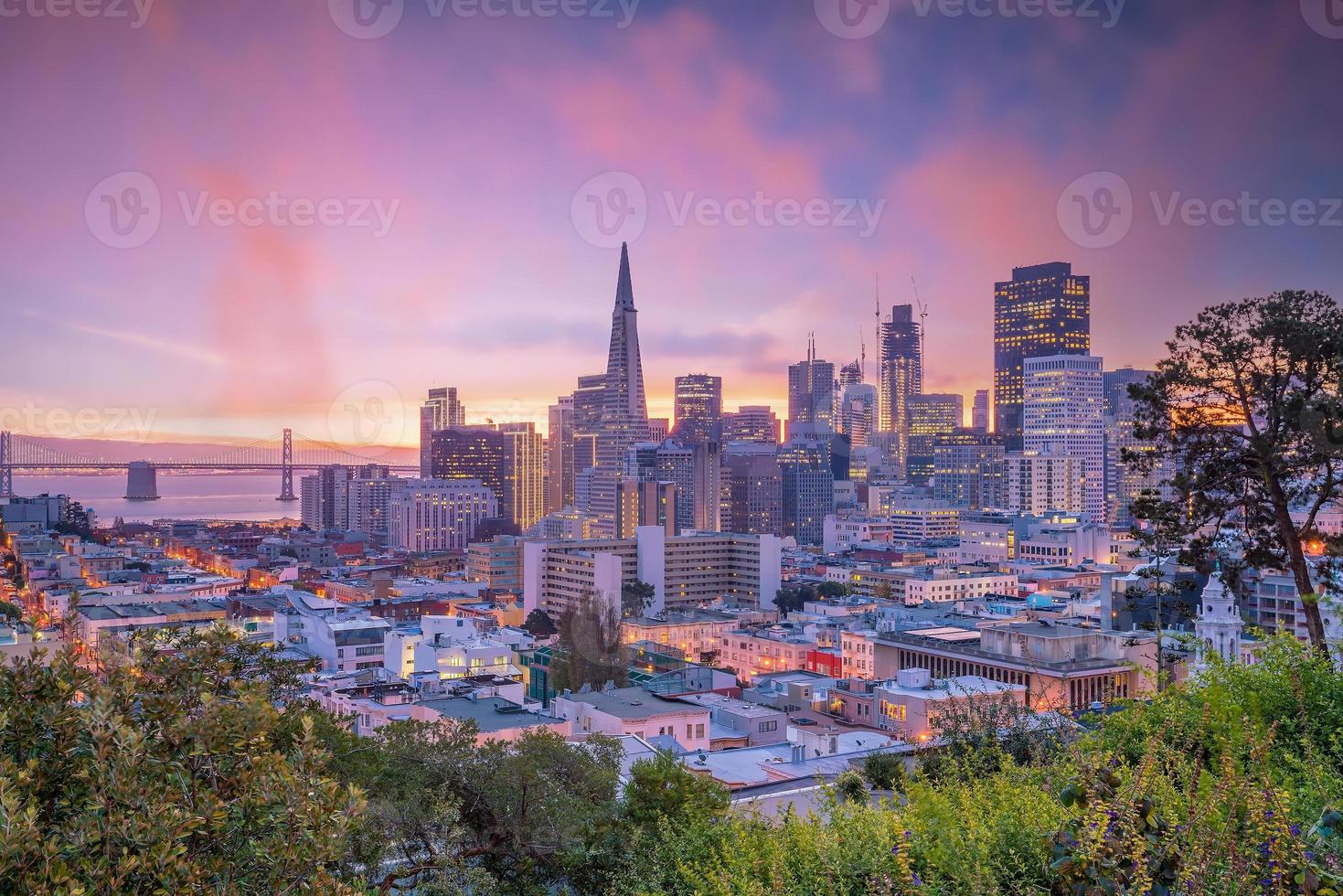 hermosa vista del centro de negocios en el centro de san francisco al atardecer. foto