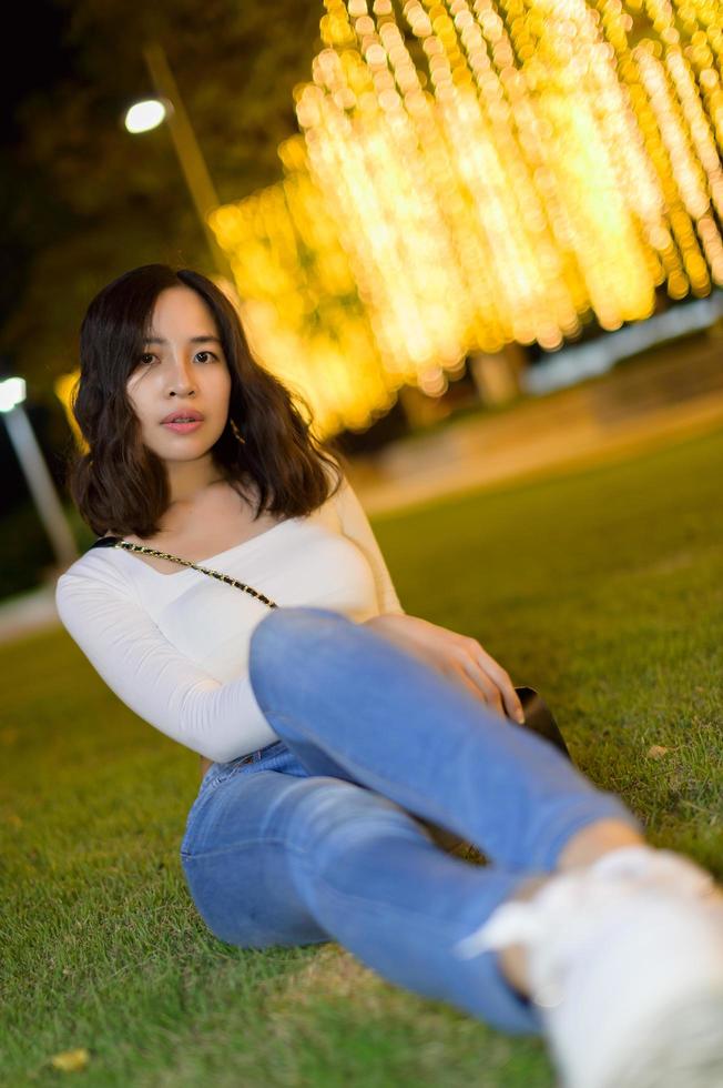 Retrato femenino asiático con luces de noche foto