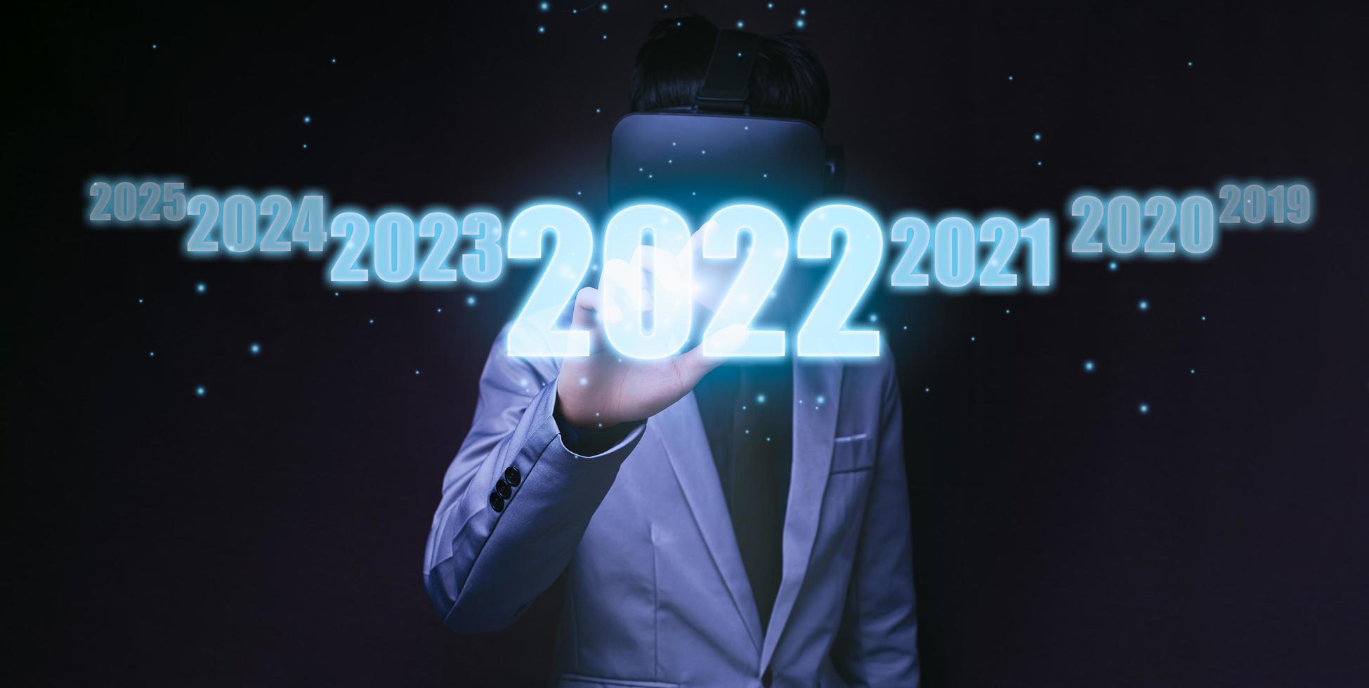 personas apuntando a números, hologramas, año 2022 foto