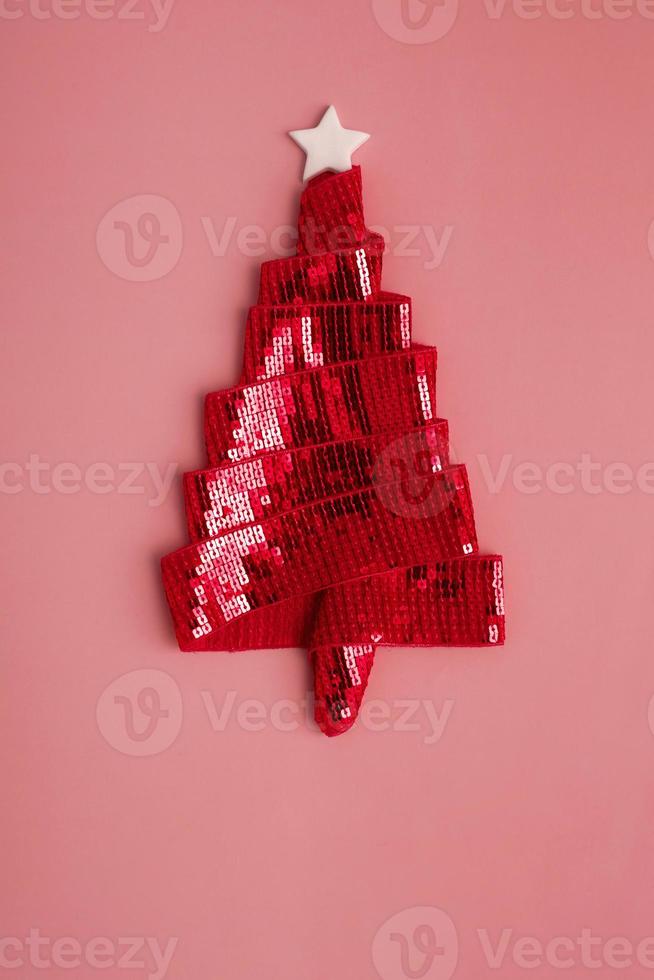 tarjeta de felicitación con árbol de navidad rojo brillante abstracto hecho de cinta para feliz navidad y año nuevo foto