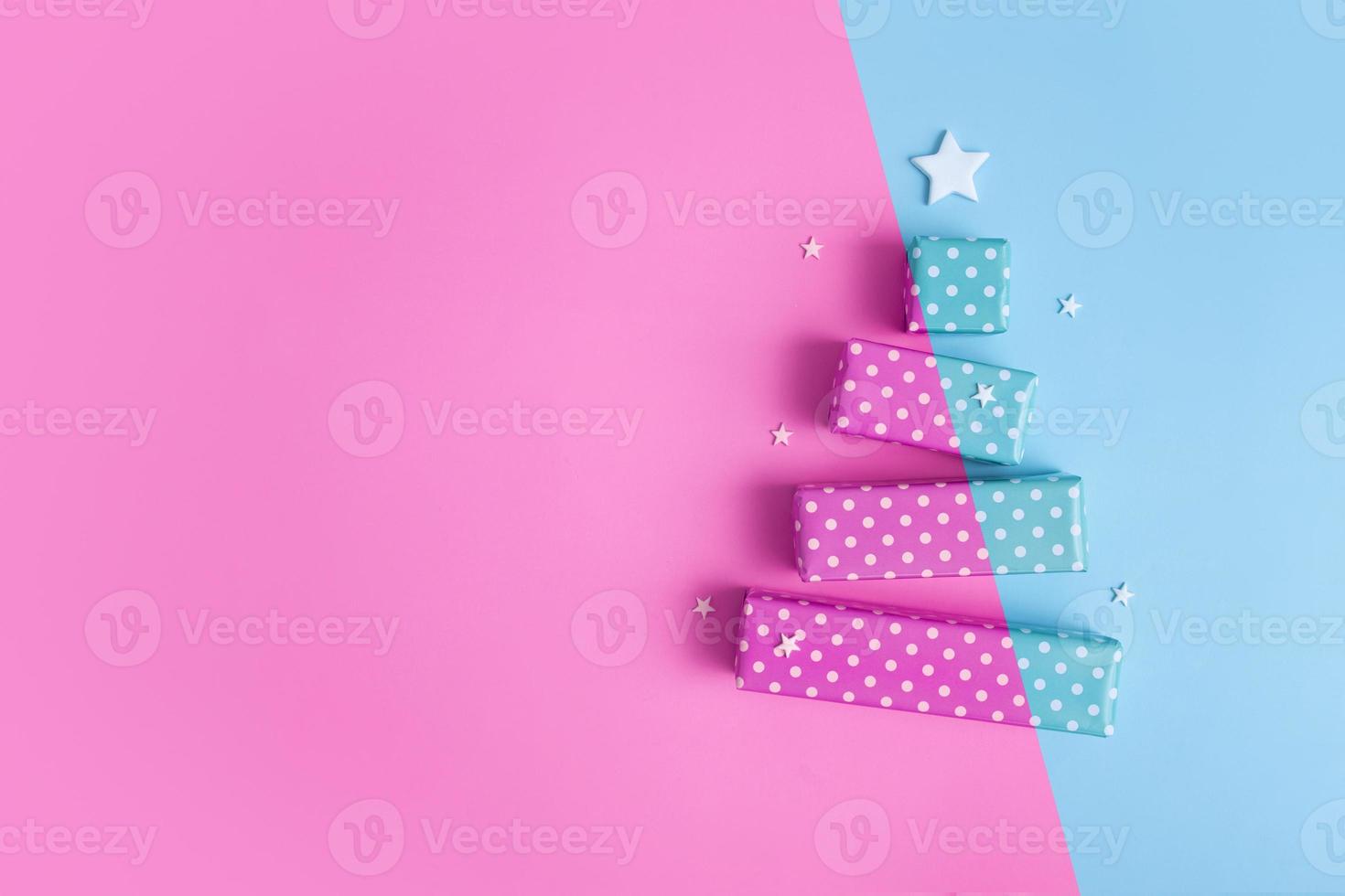 Tarjeta de felicitación en blanco con un árbol de navidad de dos colores abstracto hecho de cajas de regalo para feliz navidad y año nuevo foto