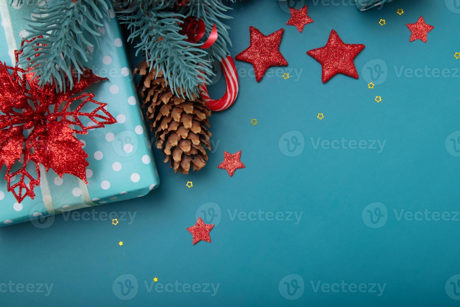 Feliz Navidad saludo texto con composición festiva de regalos, conos, piruletas y estrellas copie el espacio foto