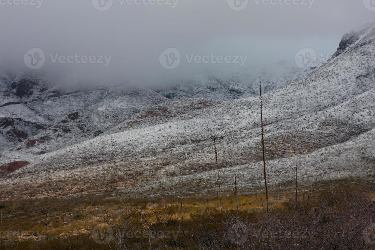 Montañas de Franklin en el lado oeste de El Paso, Texas, cubierto de nieve mirando hacia la carretera de montaña trans foto