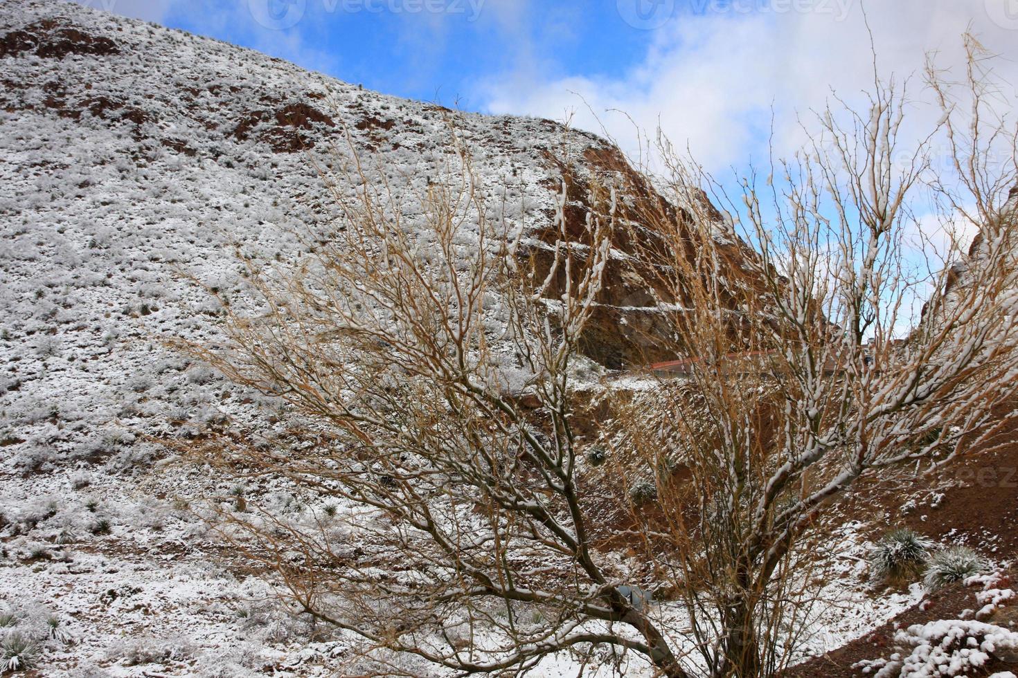 Montañas de Franklin en el lado oeste de El Paso, Texas, cubierto de nieve mirando hacia la carretera de montaña trans foto