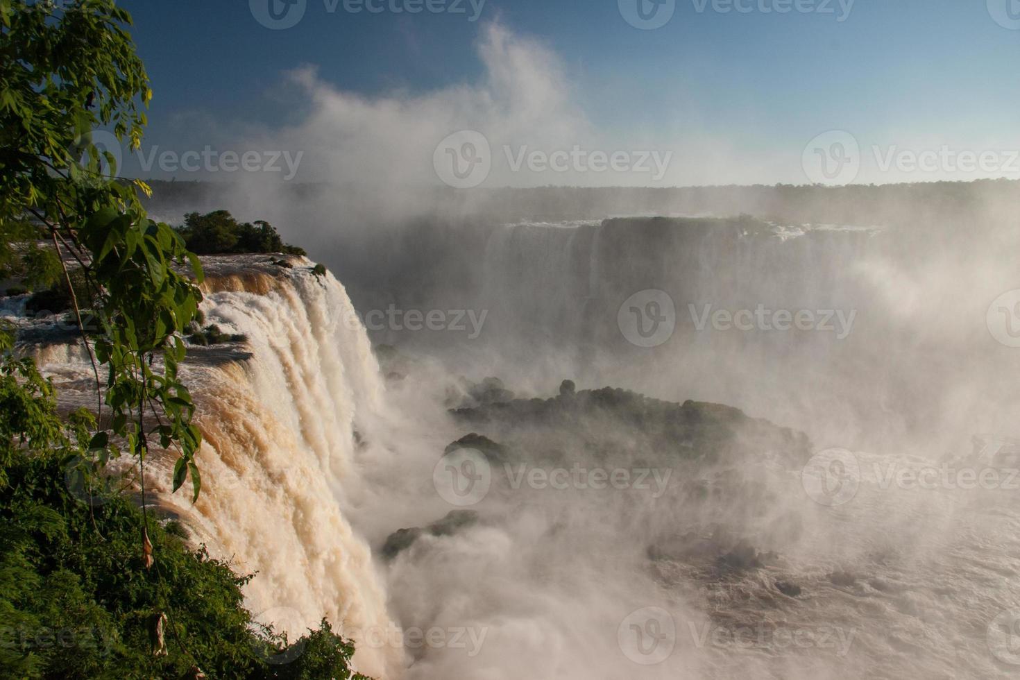 Cataratas del Iguazú en la frontera de Brasil y Argentina. foto