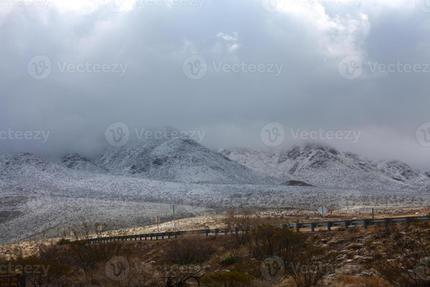 Montañas de Franklin en el lado oeste de El Paso, Texas, cubierto de nieve mirando hacia la carretera de montaña trans foto