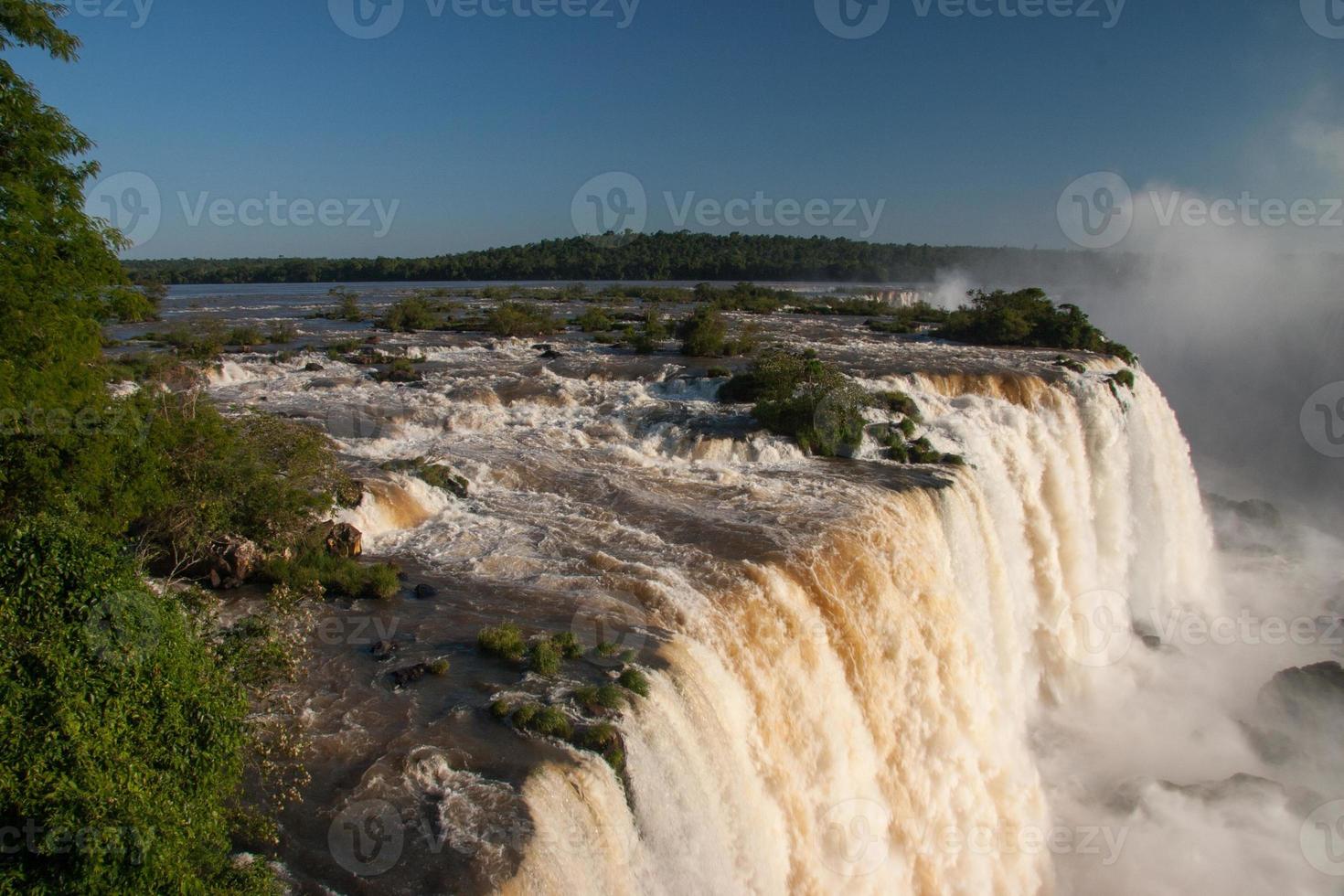 Cataratas del Iguazú en la frontera de Brasil y Argentina. foto