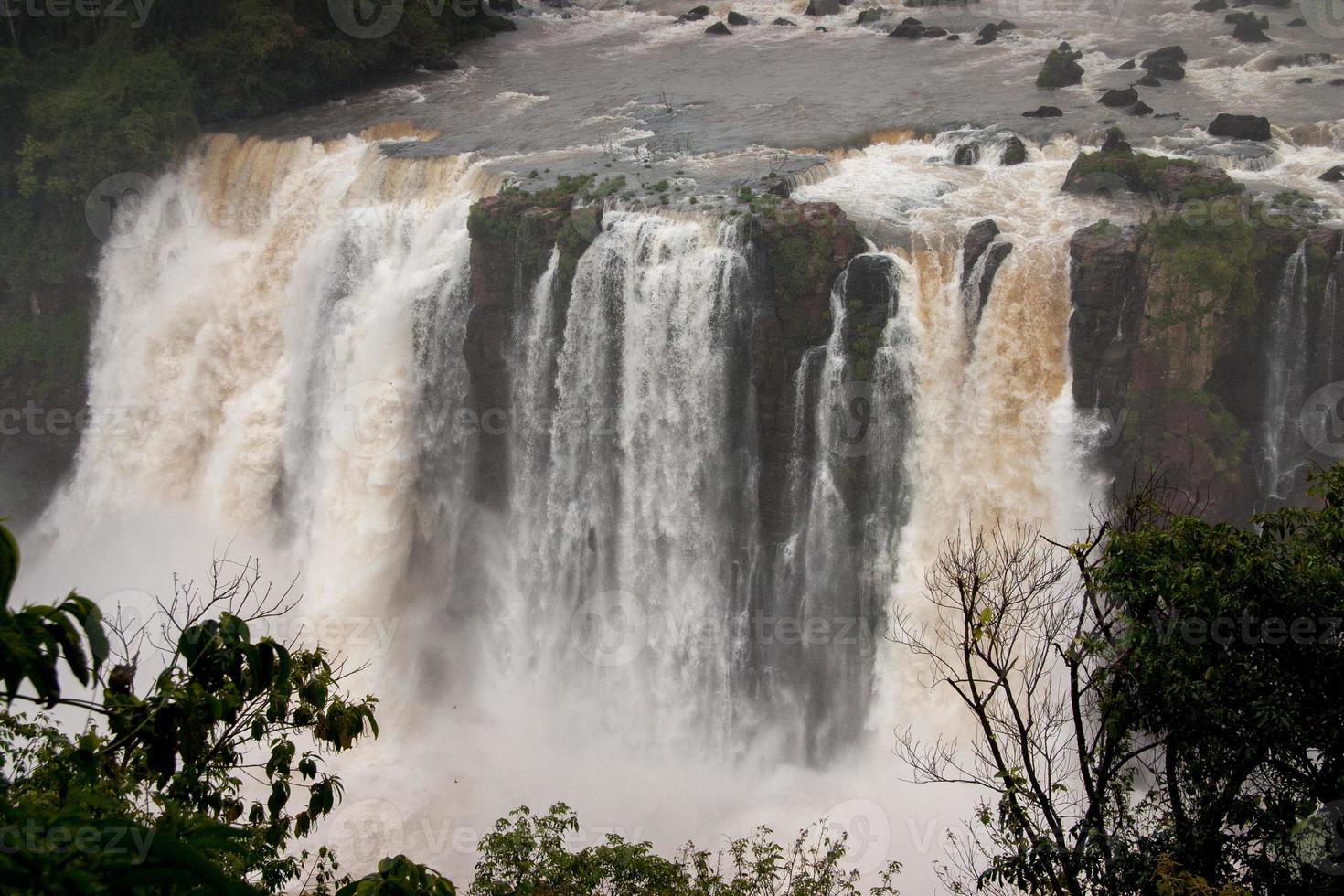 Cataratas del Iguazú en la frontera de Brasil y Argentina. foto