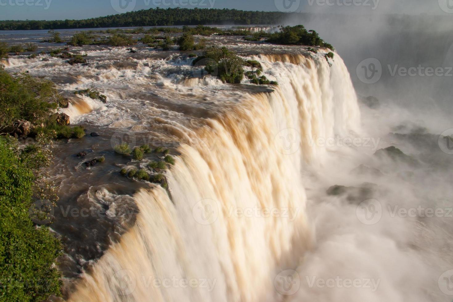 Cataratas del Iguazú en la frontera de Brasil y Argentina. foto