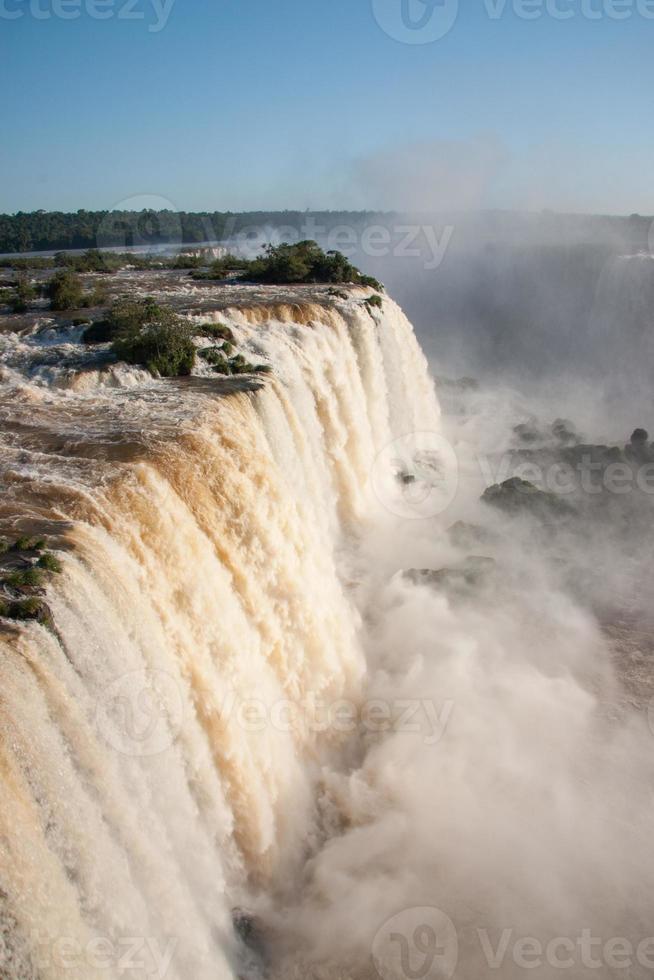 Cataratas del Iguazú en la frontera de Brasil y Argentina. foto