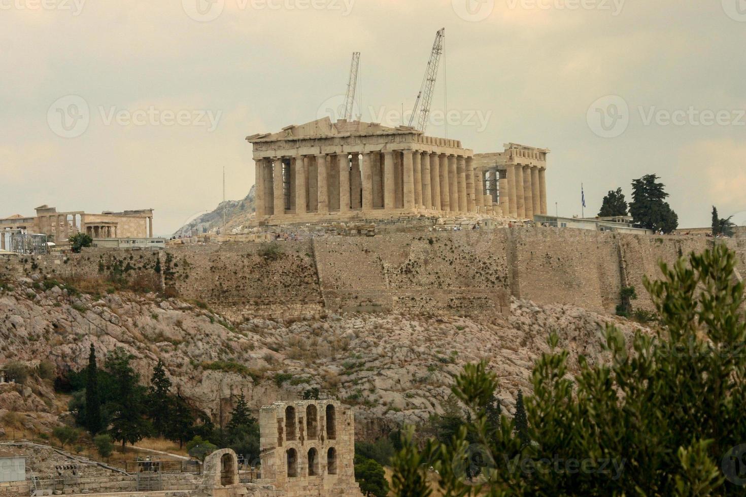 Se está restaurando el Partenón en la cima de la Acrópolis en Atenas, Grecia foto