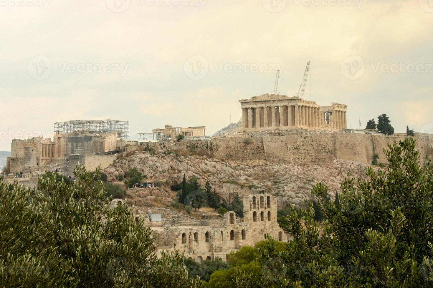 Se está restaurando el Partenón en la cima de la Acrópolis en Atenas, Grecia foto