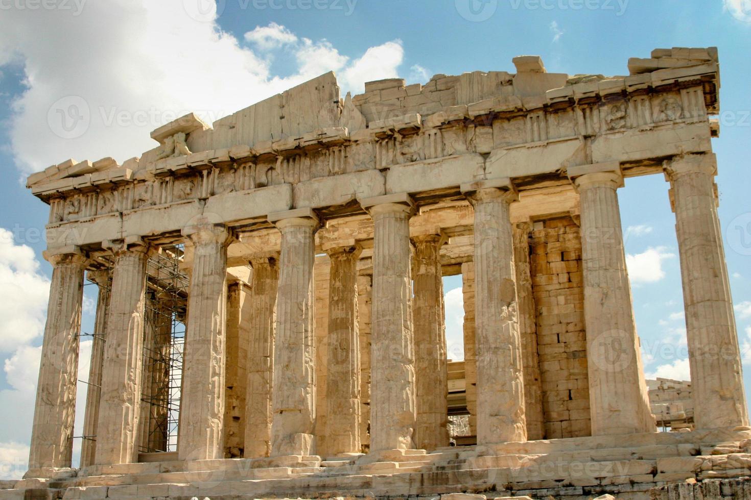 las ruinas de la ciudad histórica de atenas grecia, el partenón, la acrópolis y la colina de marte foto