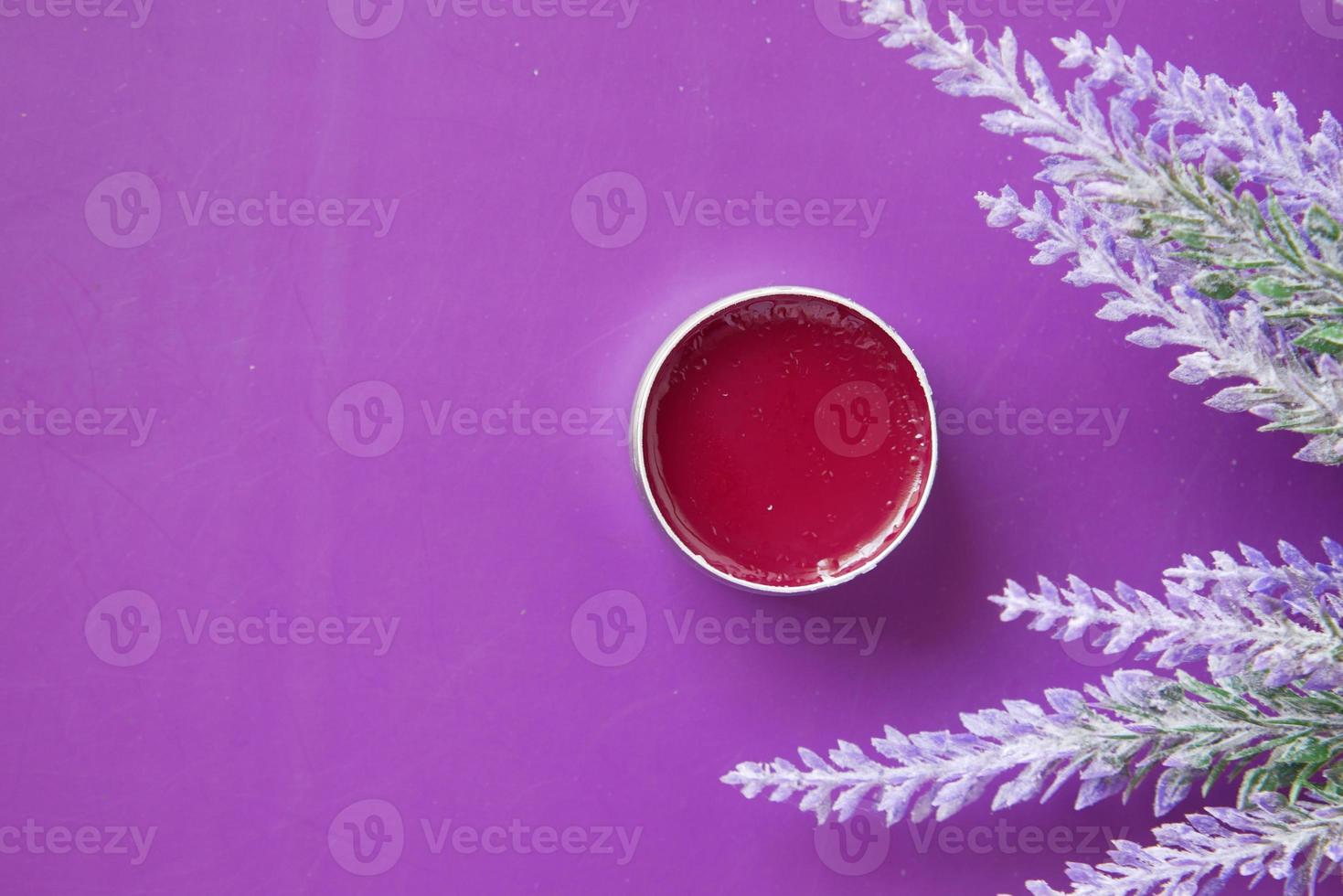 Vaselina con sabor a lavanda en un recipiente foto