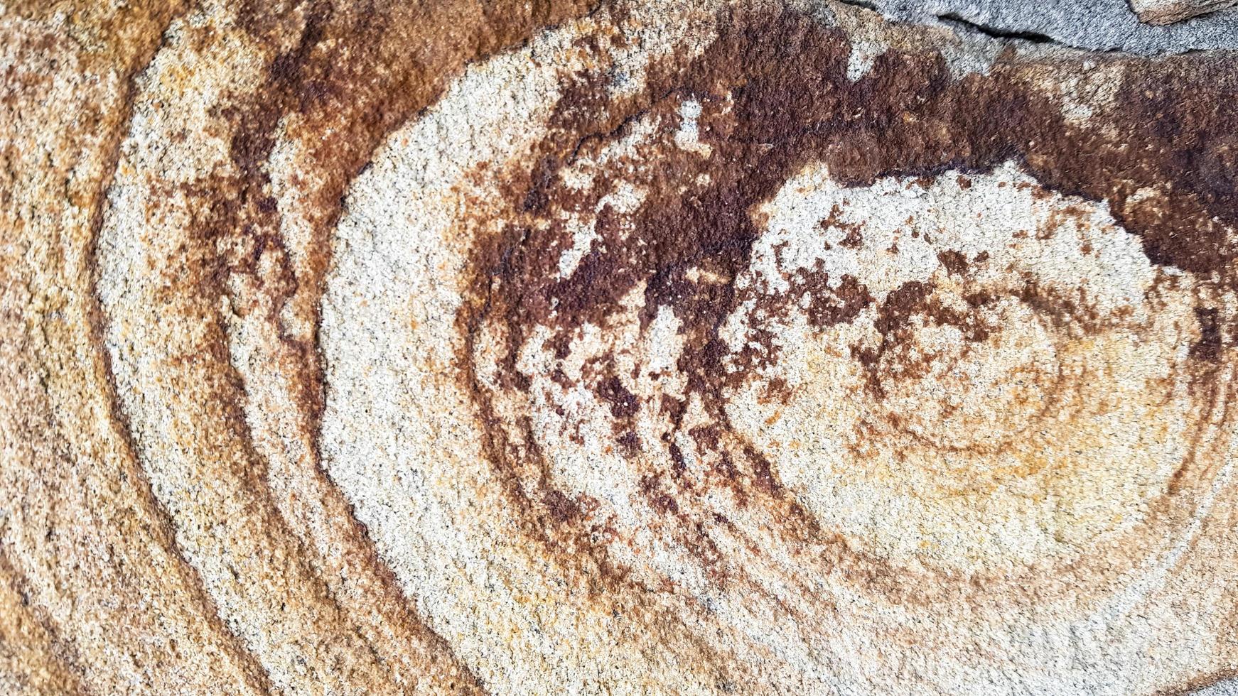 la superficie de la piedra arenisca con vetas marrones onduladas. textura de ágata sulfuro. Imagen amplia de esfalerita de textura de piedra natural marrón. Hermoso patrón ondulado de corte de primer plano de piedra schalenblenda foto