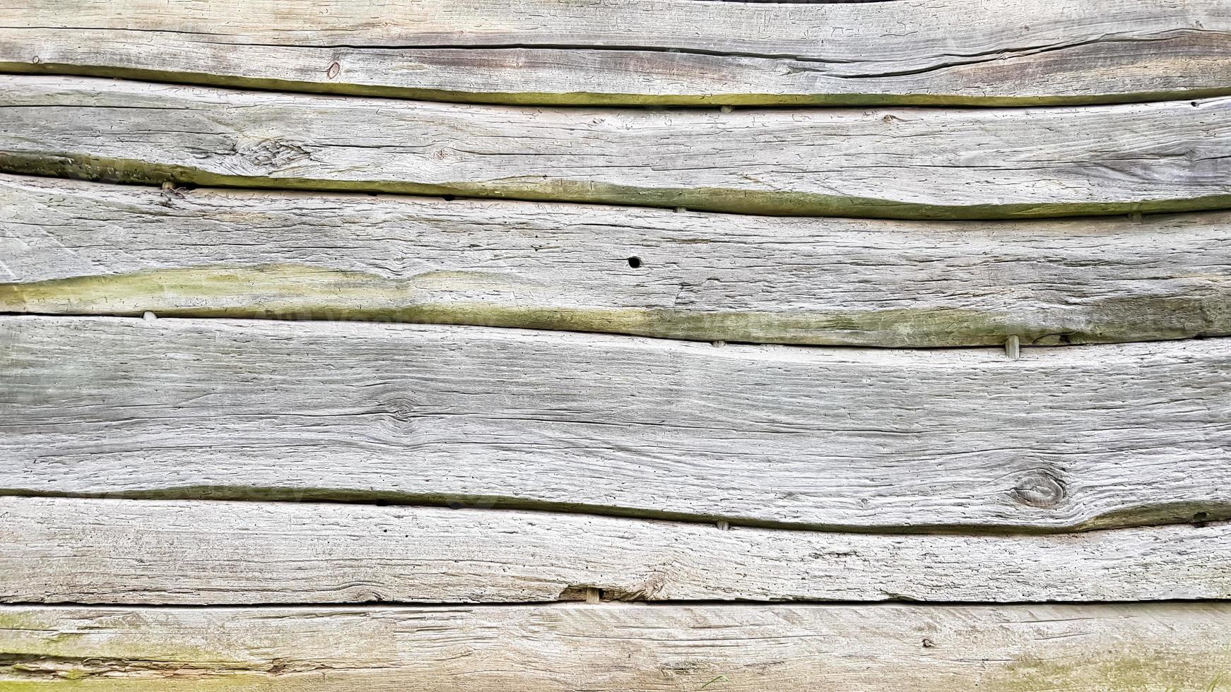 textura de madera como fondo. vista superior de la superficie de la mesa para disparar en plano. plantilla en blanco abstracta. Cobertizo rústico de madera desgastada con nudos y agujeros para clavos foto