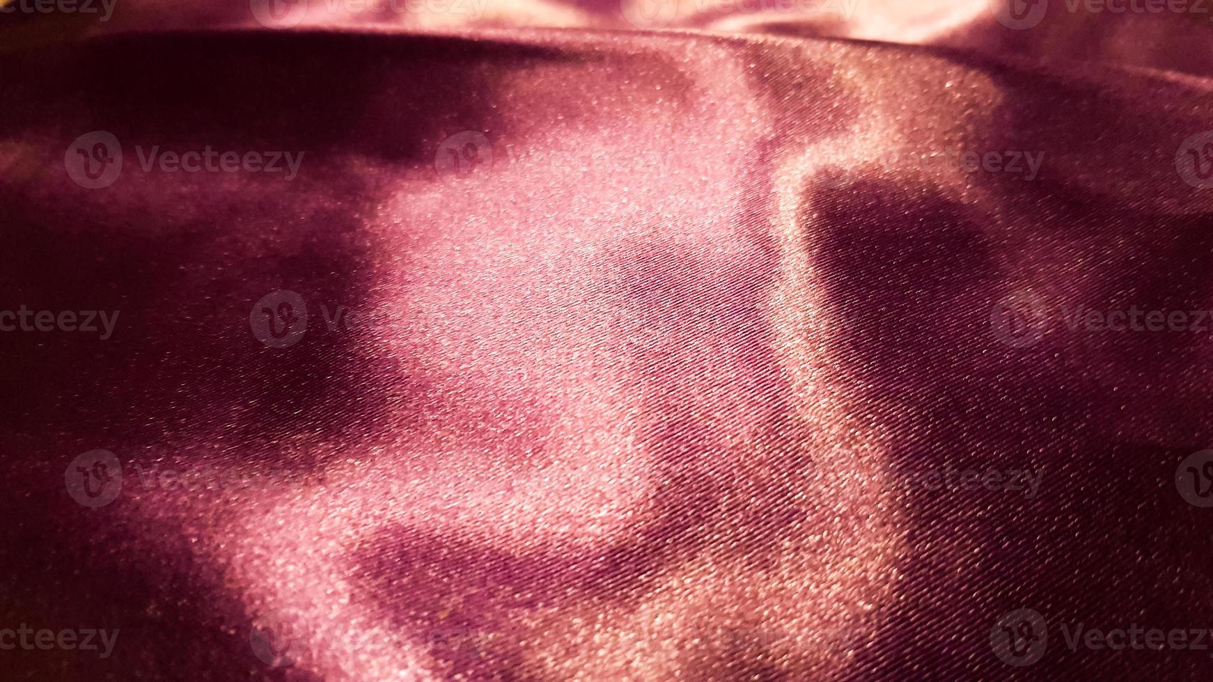 tela violeta de cerca el fondo. Se puede utilizar como fondo una suave y elegante textura de seda o satén. Tejido de cortinas abstracto, tejido de fondo de tela foto
