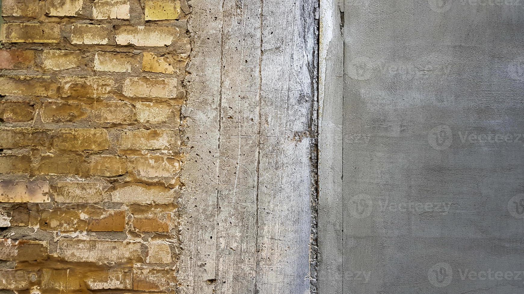 Textura de pared de ladrillo viejo vacío. superficie pintada problema de la pared. pared de ladrillo ancho grunge. Fondo de pared de piedra roja grunge. Fachada del edificio en mal estado con estuco dañado. copie el espacio. foto