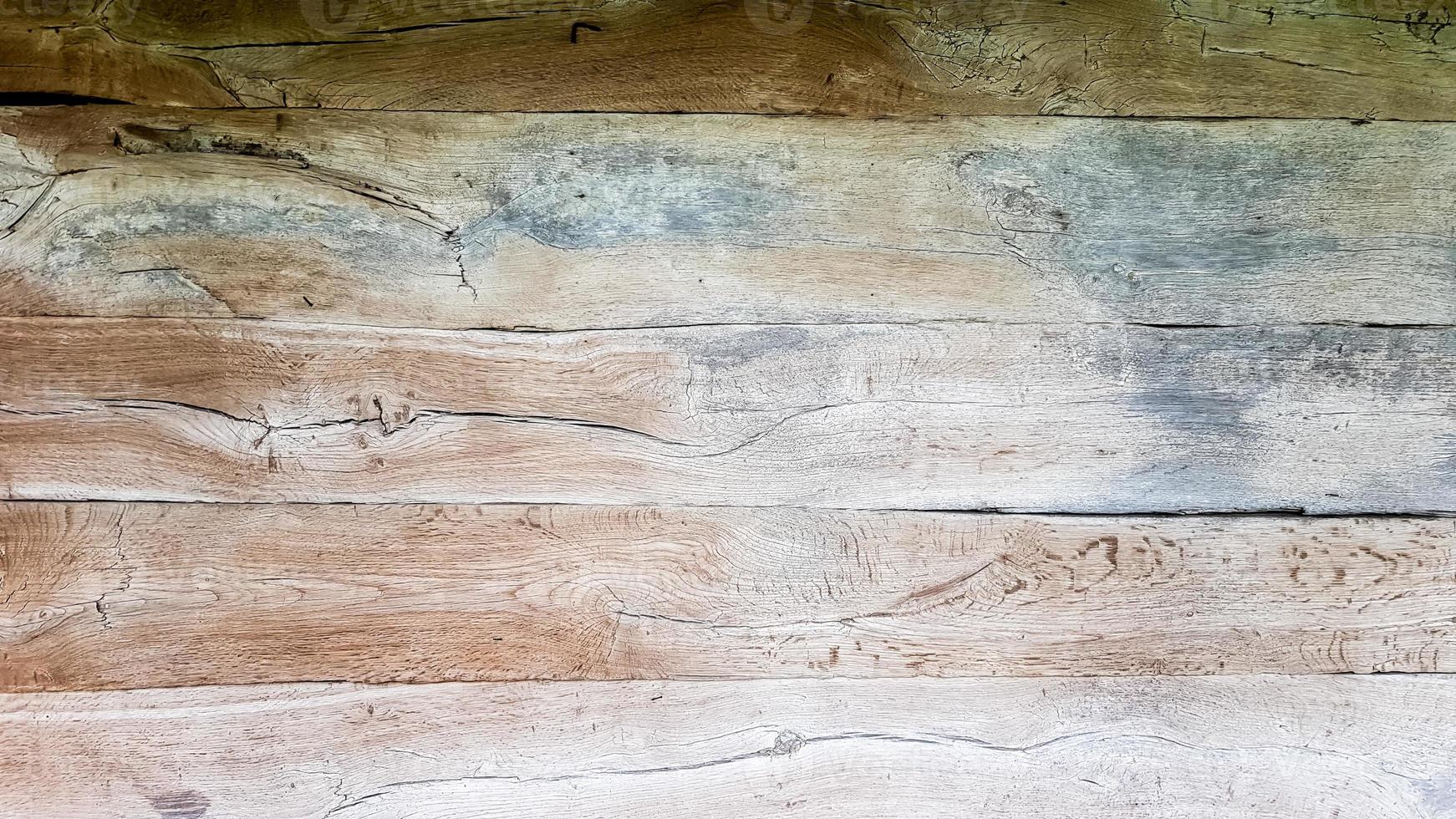 textura de madera como fondo. vista superior de la superficie de la mesa para disparar en plano. plantilla en blanco abstracta. Cobertizo rústico de madera desgastada con nudos y agujeros para clavos foto