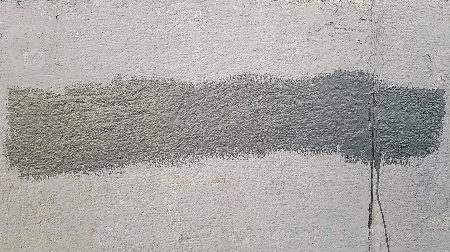 muro de hormigón gris. grandes trazos gruesos de pintura en la superficie de la casa. de cerca. fondo clásico. copie el espacio. lugar para el texto. foto