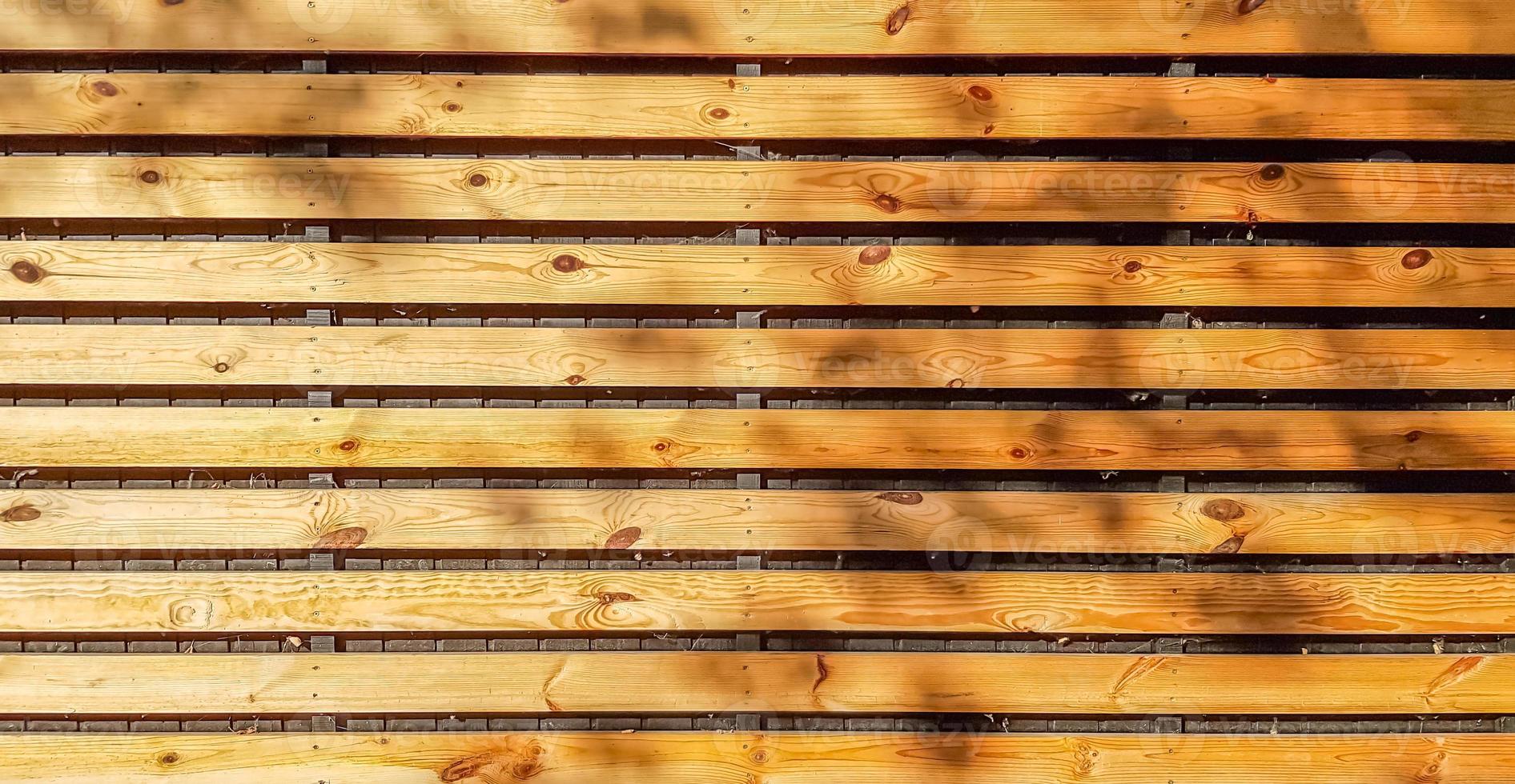 Las líneas de tablones de madera marrón natural organizan el fondo de la textura del patrón. estructura de madera sin costuras de piso o acera, paleta de madera. foto