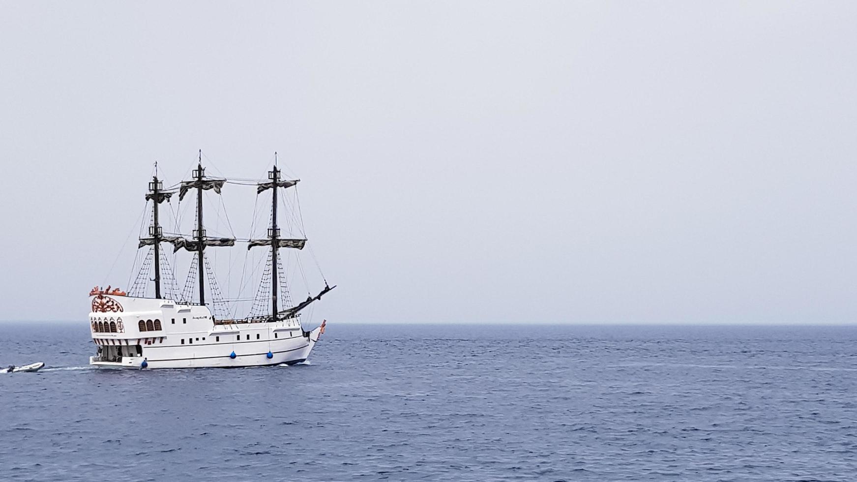 Egipto, Sharm el Sheikh - 20 de septiembre de 2019.Barco de crucero turístico con turistas en el mar rojo. paisaje del mar rojo. Yates blancos esperan a los turistas en las aguas azules de Egipto. foto