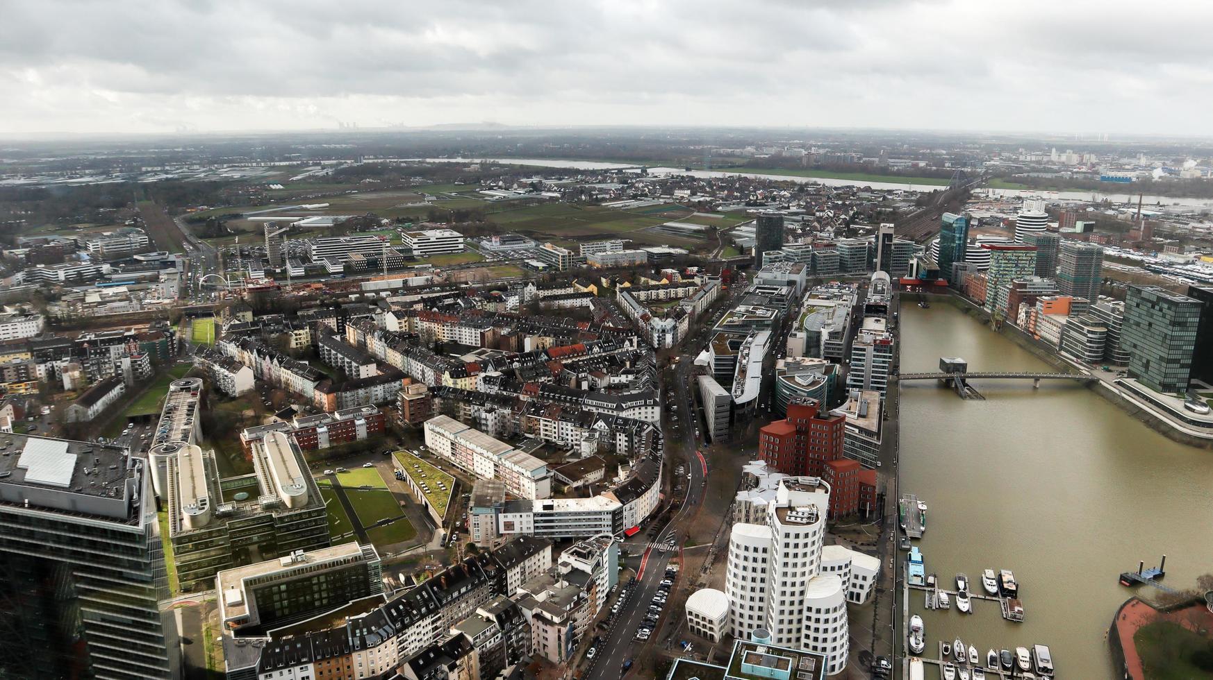 dusseldorf, alemania - 20 de febrero de 2020. vista panorámica de la ciudad de dusseldorf, el terraplén del río y el rin. vista aérea de una ciudad europea en alemania. vista aérea de un dron. panorama. foto