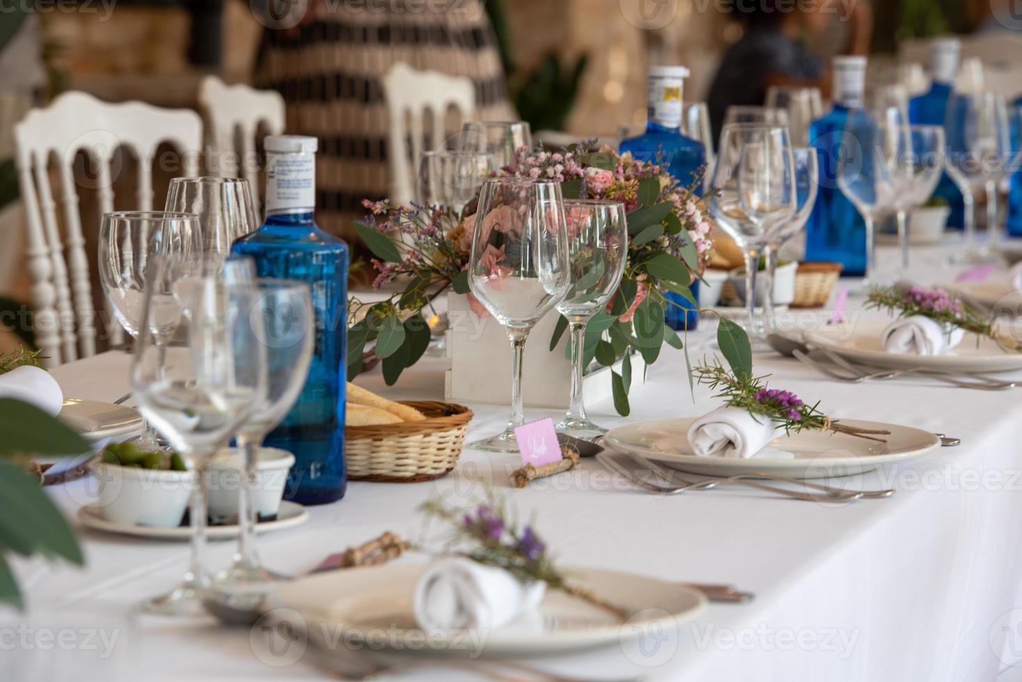 mesa servida en boda con luz natural foto