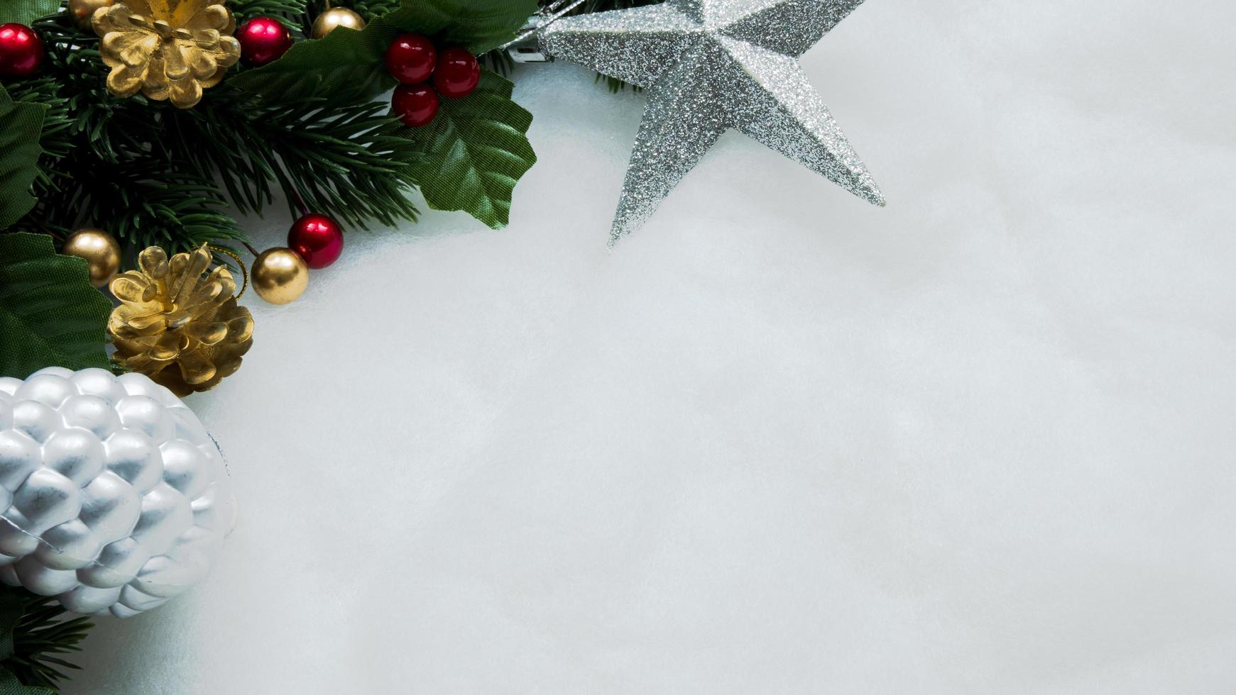 Adornos navideños, hojas de pino, bolas, bayas sobre fondo blanco como la nieve, concepto de Navidad foto