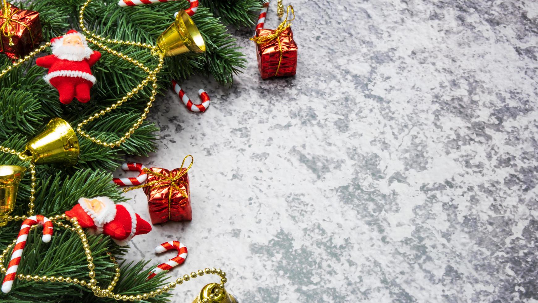 Adornos navideños, hojas de pino, bolas, bayas sobre fondo grunge, concepto de Navidad de enfoque selectivo foto