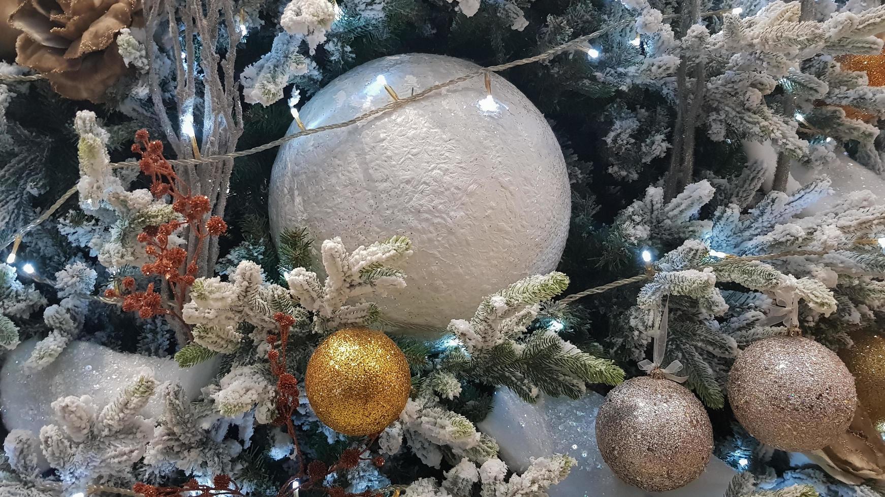 primer plano de un fondo de Navidad. celebracion. árbol de navidad con juguetes y nieve decorativa para un feliz año nuevo. adornos navideños, ambiente de año nuevo. hermosa postal moderna. foto