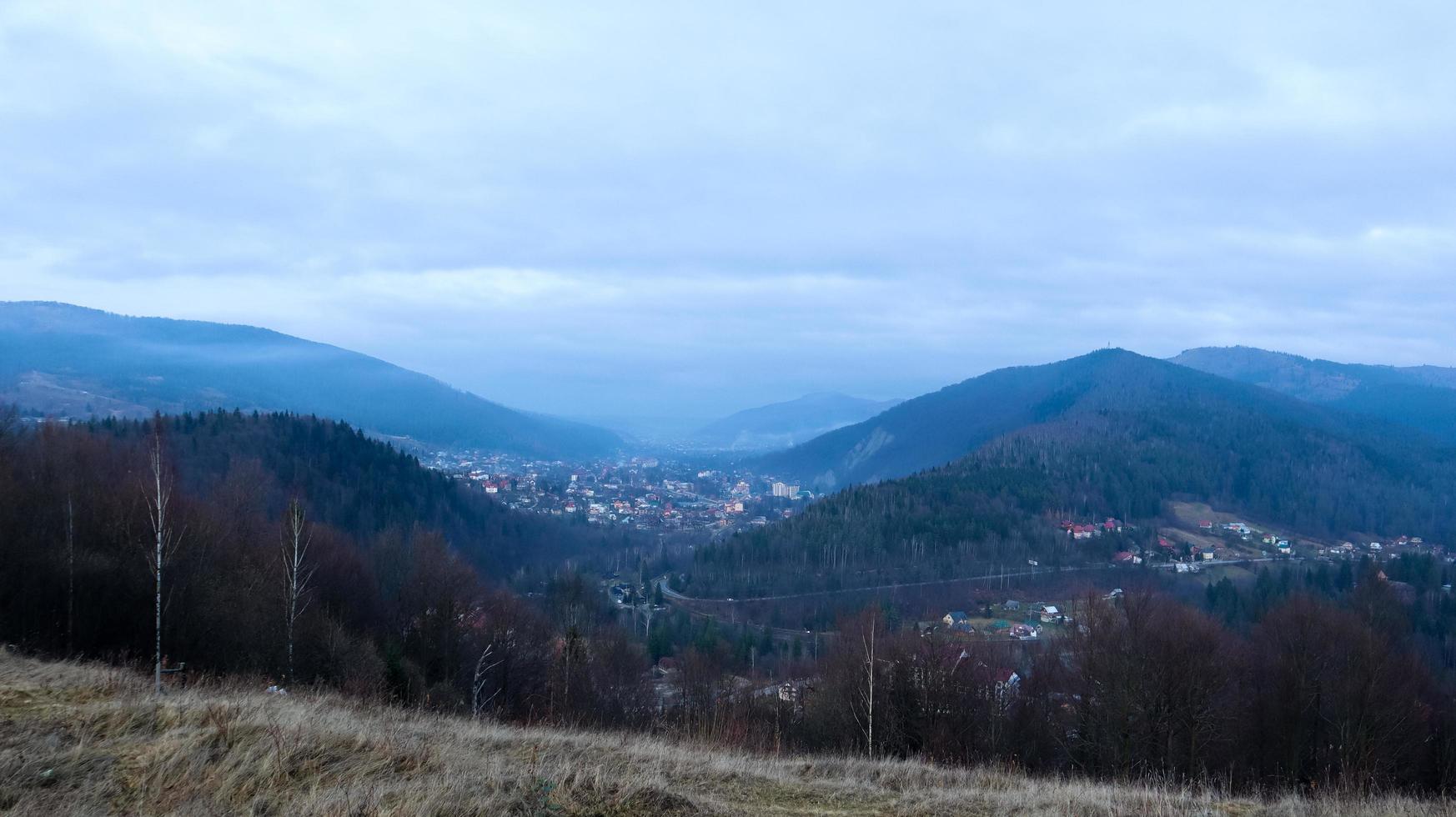 colorido paisaje otoñal en un pueblo de montaña. mañana brumosa en los Cárpatos. Ucrania, Europa. hermosas colinas y casas. mundo de belleza. vista a la montaña en el otoño. hermoso paisaje natural. foto