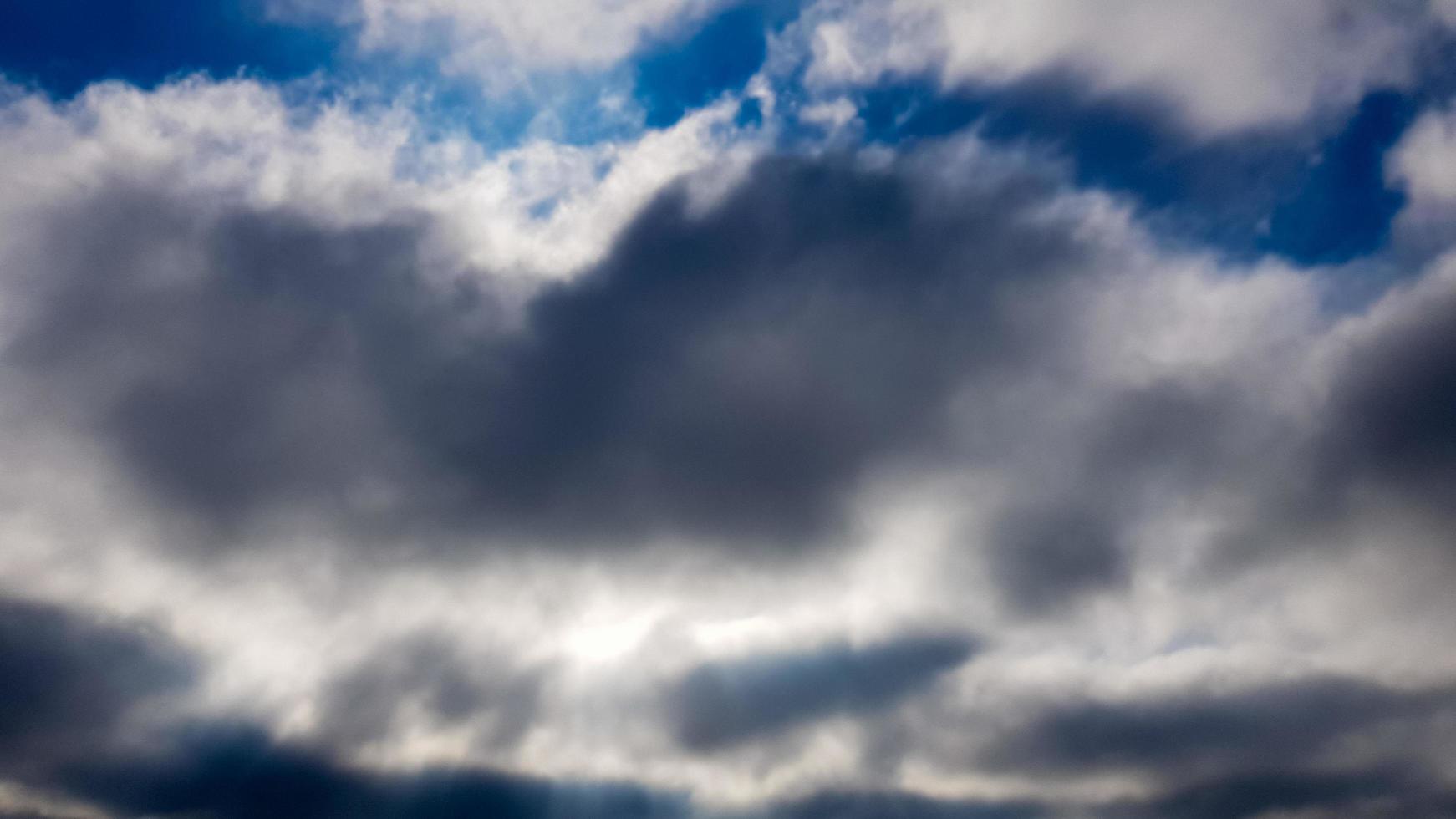 fondo de nubes oscuras antes de una tormenta. foto