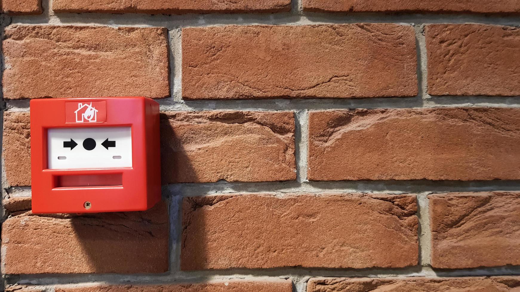 Caja del sistema de alarma contra incendios instalada en la pared del edificio. foto