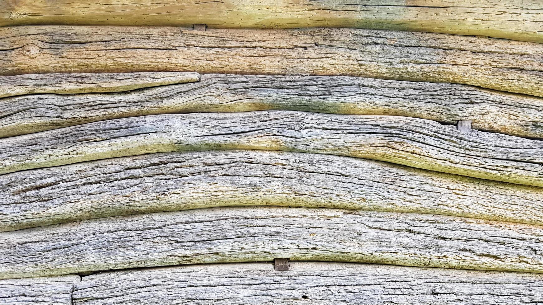 textura de madera como fondo. vista superior de la superficie de la mesa para disparar en plano. plantilla en blanco abstracta. Cobertizo rústico de madera desgastada con nudos y agujeros para clavos foto