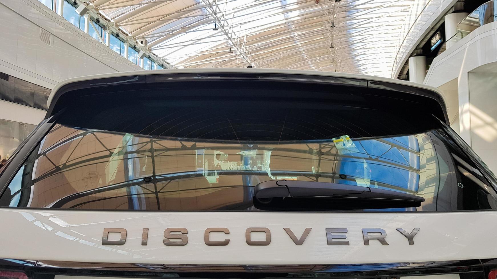 ucrania, kiev - 27 de marzo de 2020. land rover discovery sport, brillante y moderno coche blanco en la exposición. cuerpo, primer plano de los faros, vista trasera y delantera, rejilla cromada, logotipo del coche. foto