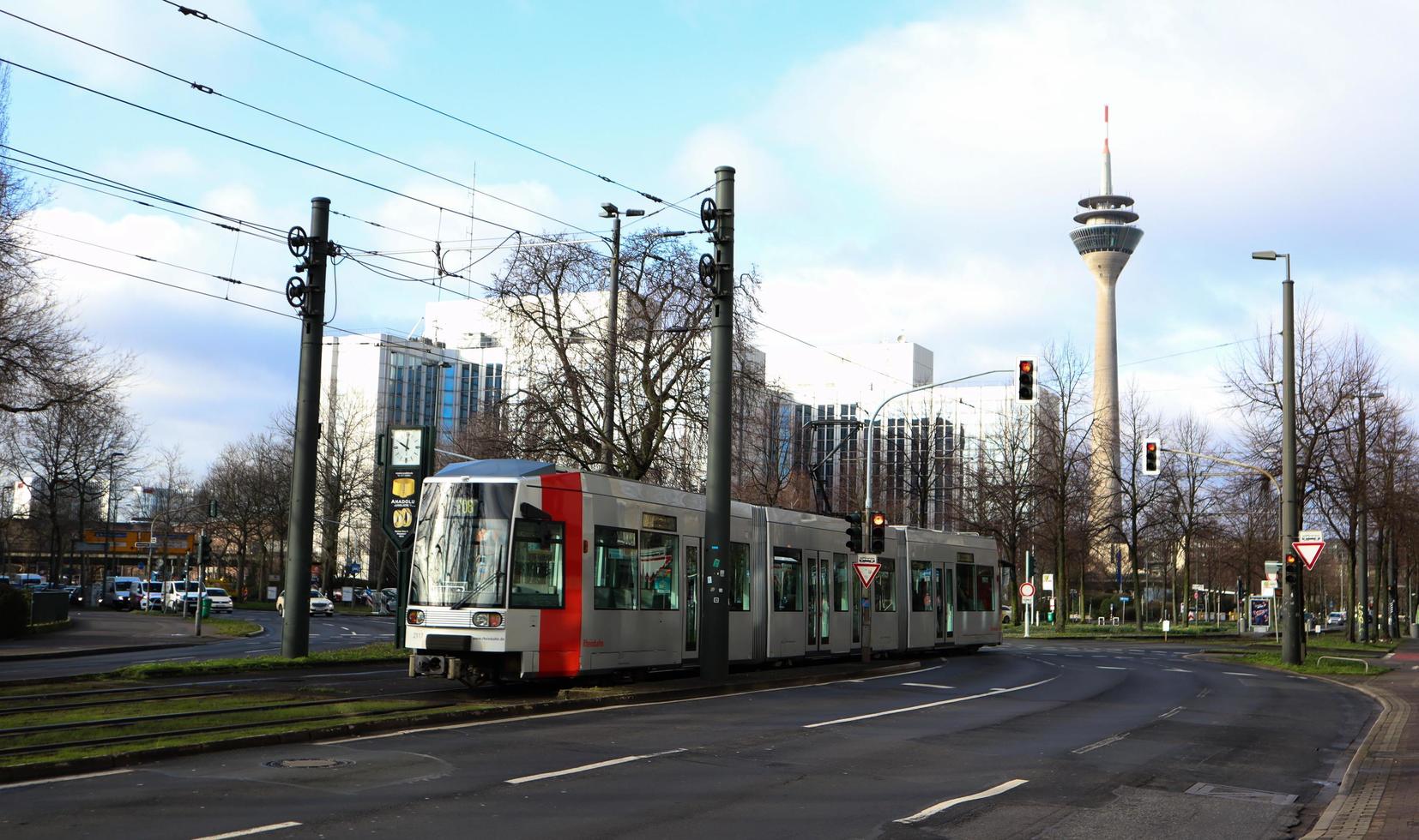 dusseldorf, alemania - 20 de febrero de 2020. tren ligero en una calle de la ciudad. tranvía moderno en dusseldorf, alemania. El nuevo equipo de alta velocidad sale de la parada. tráfico de pasajeros temático en alemania. foto