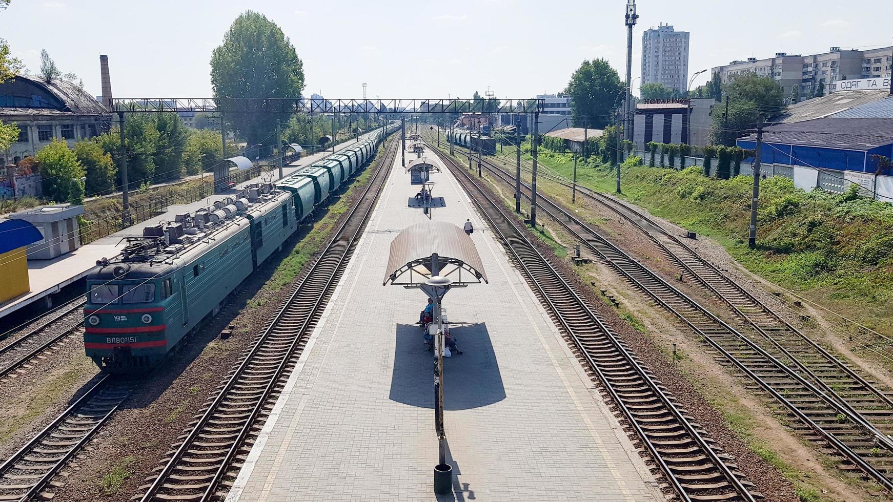 Ucrania, Kiev - 16 de junio de 2019. Estación con trenes. el tren se encuentra en la estación de tren esperando pasajeros durante el día. panorama, vista desde el puente foto