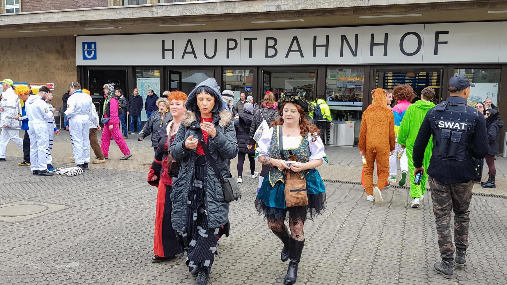 dusseldorf, alemania - 26 de febrero de 2020. entrada principal a la estación principal de trenes de dusseldorf hauptbahnhof durante el carnaval. fiesta de risas y vestidos coloridos. foto