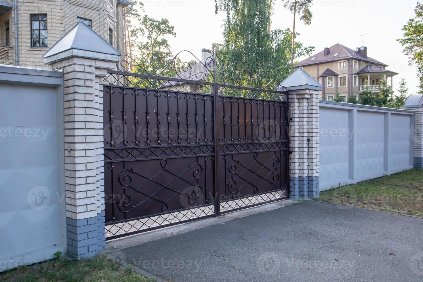 Trendy Privada Moderna De Hierro Forjado Marron Amplio Porton De La Casa. ideas de diseño y decoración del hogar. puerta de hierro para cercas de patio. fachada de una casa en una calle de la ciudad. foto