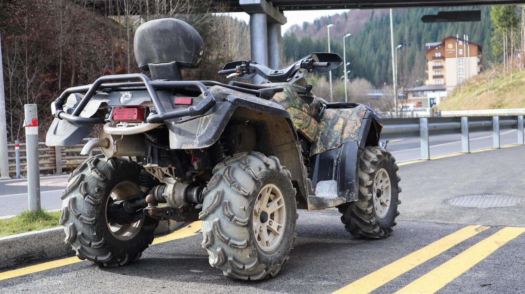 ucrania, bukovel - 20 de noviembre de 2019. foto de un todoterreno verde de camuflaje. una serie de fotos desde diferentes ángulos. vehículo todoterreno de cuatro ruedas, bicicleta. excursiones de montaña para turistas.