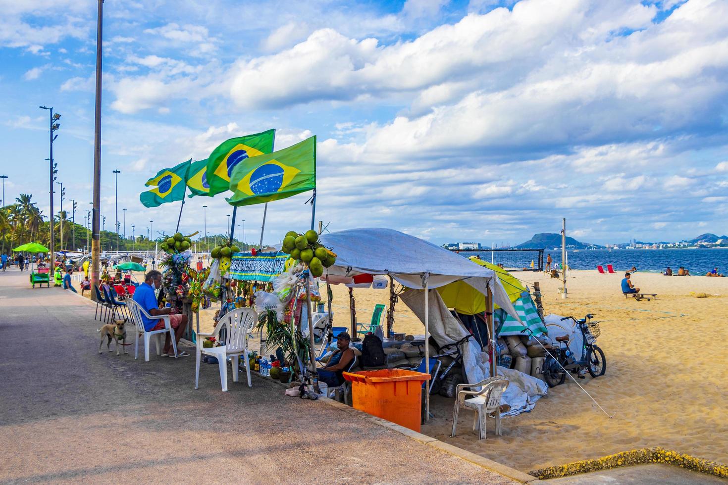 paseo playa flamengo gente y turismo rio de janeiro brasil. foto