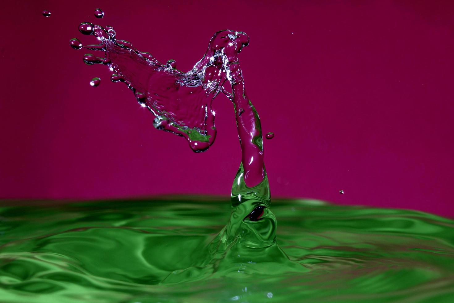 salpicadura resultante del impacto de una gota con un recipiente lleno de agua foto