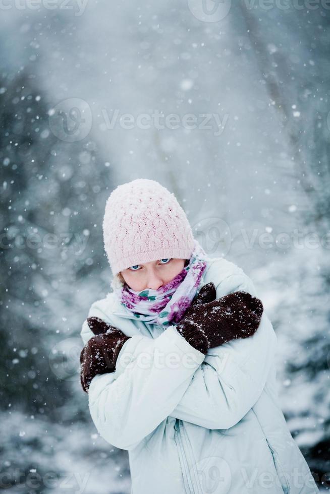 mujer congelada durante un frío día de invierno foto