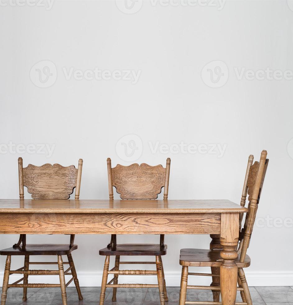 Detalles de mesa y silla de comedor de madera foto