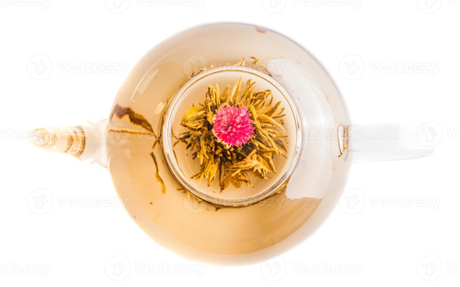 Vista superior de la flor de té en una tetera transparente foto