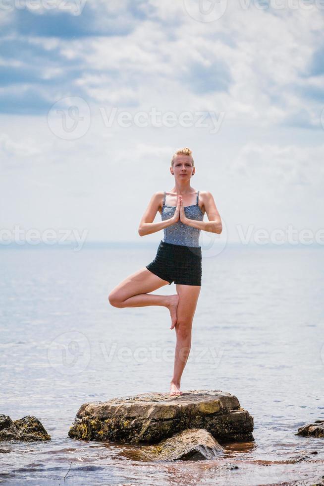 mujer joven, hacer, yoga, posición del árbol foto